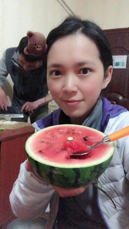 美女吃红瓜,美女品尝美味瞬间