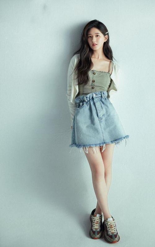 美女吃红瓜,美女品尝美味瞬间