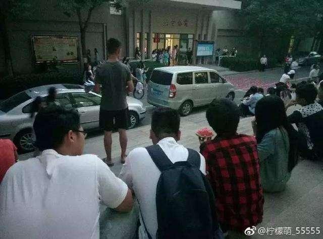 群众吃瓜成功视频,视频走红网络